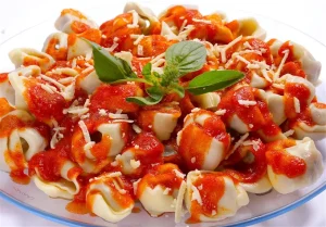 Raviolli-Carne-com-Molho-de-Tomate-ao-Sugo-e-Parmesão